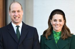 病院をバーチャル訪問したキャサリン妃、着用していたイヤリングの贈り主は？