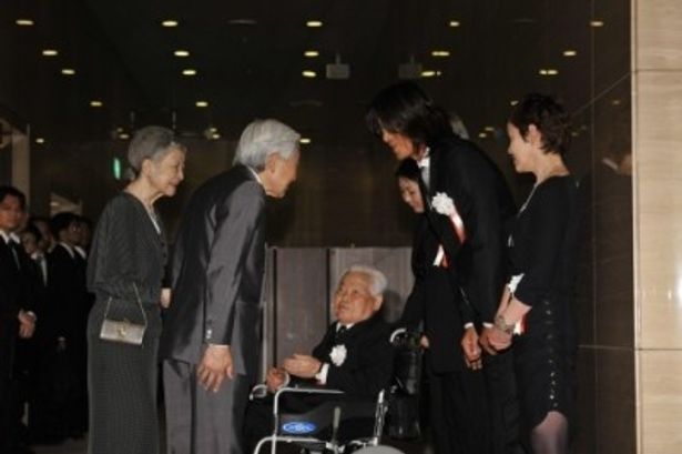 上映前にホール内ロビーにて天皇陛下と皇后陛下をお迎えする新藤兼人監督とキャスト
