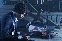 気を失った主人公の清春が目を覚めると、右手に拳銃を握り、傍らには死体が転がっていた