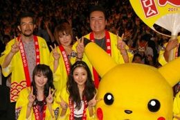 『劇場版ポケットモンスター ベストウイッシュ ビクティニと黒き英雄 ゼクロム』の初日舞台挨拶に登壇した、高橋英樹、石原さとみ、水樹奈々、松本梨香、湯山邦彦監督