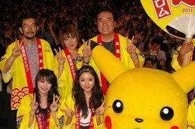 『劇場版ポケットモンスター ベストウイッシュ ビクティニと黒き英雄 ゼクロム』の初日舞台挨拶に登壇した、高橋英樹、石原さとみ、水樹奈々、松本梨香、湯山邦彦監督