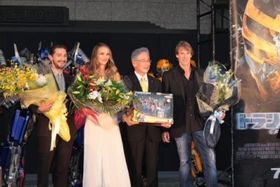 ジャパンプレミアで平松大阪市長を囲んでフォトセッション