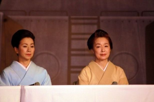 五十六の妻・山本禮子役の原田美枝子と、五十六の姉・高橋嘉寿子役の宮本信子(右)