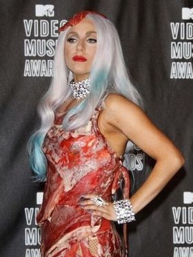 生肉ドレス展示の影には知られざる職人技があった