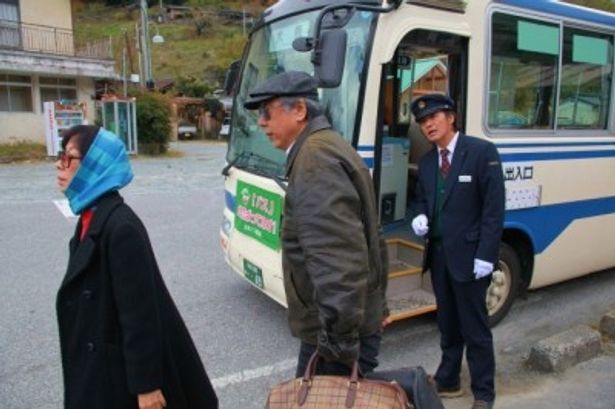 駆け落ちした善の妻・貴子(大楠道代)と善の幼なじみの治(岸部一徳)が村に帰ってくる