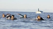 死に物狂いで逃げる5人。その水面下には