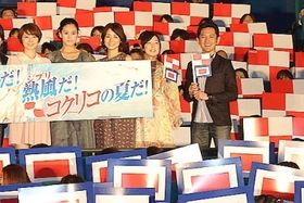 映画「コクリコ坂から」の初日舞台あいさつに参加した長澤まさみ、手嶌葵、石田ゆり子、柊瑠美、宮崎吾朗監督（写真左から）