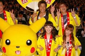 ピカチュウカラーの法被を着て登場したキャスト陣