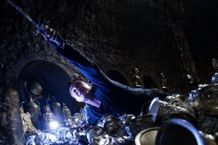 レストレンジの金庫に隠されたホークラックスを破壊しようとするハリー・ポッター。手にはグリフィンドールの剣が