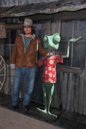 初公開されたジョニー・デップとランゴのパネルのツーショット