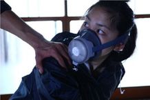 特殊清掃会社に就職したヒロインの楓は若い変死者の部屋で謎のサイトを発見