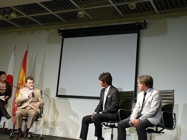 スペインの魅力について会談する3人