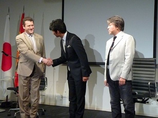 スペイン大使と織田が握手