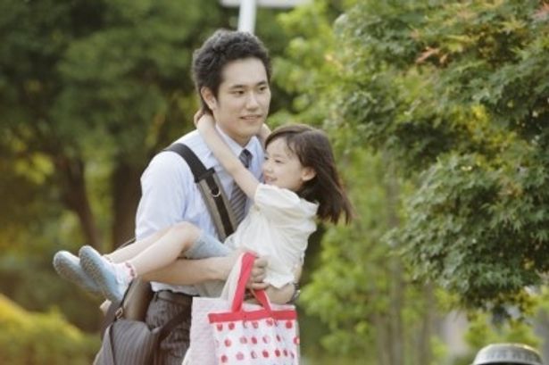 【写真】松山ケンイチがイクメンを演じる『うさぎドロップ』