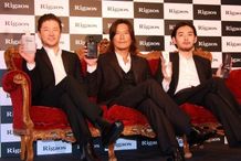 左から・浅野忠信、豊川悦司、松田龍平。3人がCMで共演