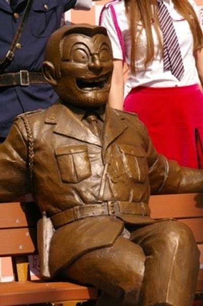 区立亀有公園に設置された、ベンチ型両さん銅像。「壊さないで！」と香取慎吾が呼びかけた