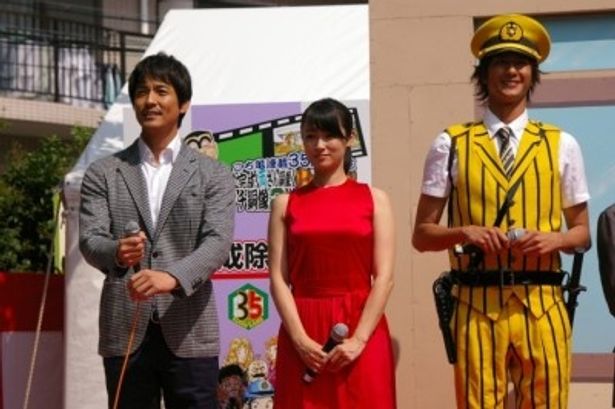完成披露試写会の際には深田(中)の生腕に鼻の下を伸ばしていた沢村(左)だが、この日は暑さにぐったり？