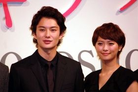 『アントキノイノチ』の完成報告会見に登壇した岡田将生と榮倉奈々