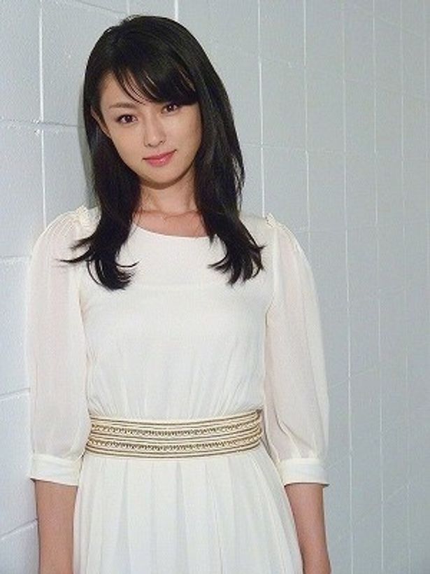【写真をもっと見る】深田恭子が大人の女性の美しさで男性を魅了する