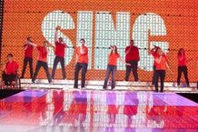 『glee』の主要キャストがテレビから飛び出し、パフォーマンスを披露！