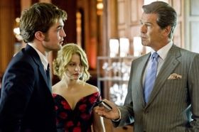 主人公の厳格な父親役を演じているピアース・ブロスナン