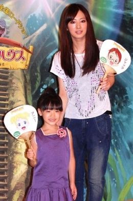 アニメ映画「マジック・ツリーハウス」のアフレコ会見に登場した、芦田愛菜と北川景子