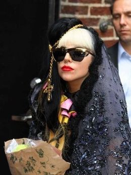 米国債の格付け引き下げで低迷中のアメリカをガガ様が救うことに？