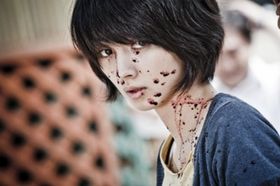 血しぶきを浴び、虚ろな表情を浮かべる満島ひかり。不穏な空気に背筋が凍る！