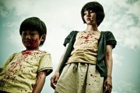 血みどろのふたりが本作の恐怖を物語る。清水崇監督の恐怖体験とは？