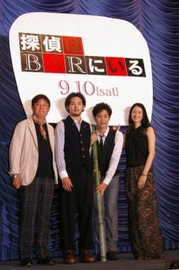 『探偵はBARにいる』の完成披露試写会に登壇した、左から、橋本一監督、松田龍平、大泉洋、小雪