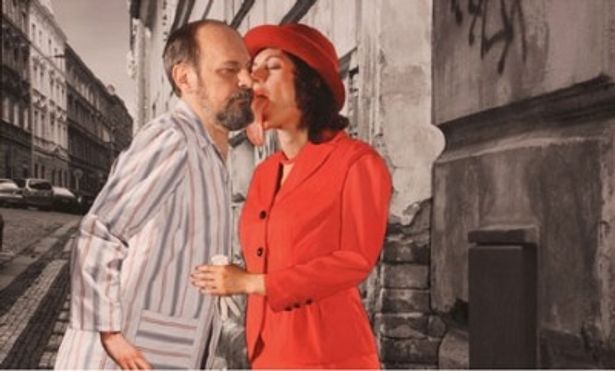 【写真】エフジェンは謎の美女と夢の中で熱いキス(?)を交わす