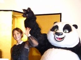 『カンフー・パンダ2』初日舞台挨拶に登場したMEGUMIとポー