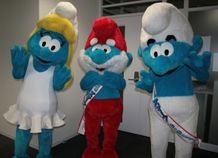 「お仕事のお手伝いをしまーす！」とMovie Walker編集部にやってきたスマーフたち