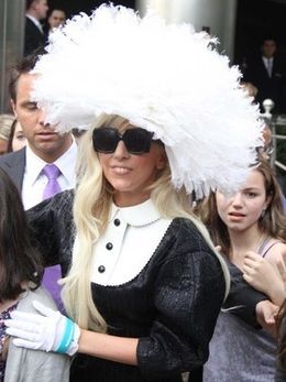 人間との結婚をあきらめ、自分が結婚する相手は“孤独”だと信じているレディー・ガガ