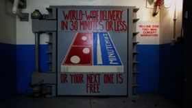 “世界各地に30分でお届け！届かなければ無料でもう一つ…”とのイラストが書かれた核弾頭ミサイル発射基地の扉