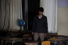野島は久しぶりに廃校となった母校にやって来るのだが