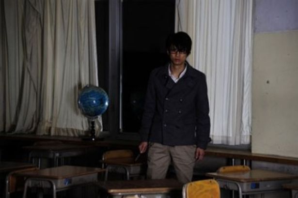 野島は久しぶりに廃校となった母校にやって来るのだが