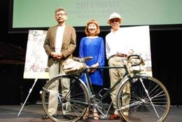 『監督失格』の記者会見に出席した矢野顕子、庵野秀明プロデューサー、平野勝之監督