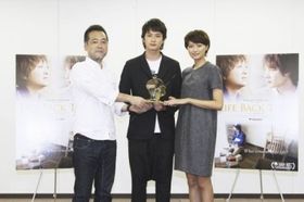 受賞報​告会見を行った、左から、瀬々敬久監督、岡田将生、榮倉奈々
