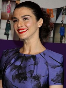 結婚したばかりの夫ダニエル・クレイグとの子作りをほのめかす発言をしているレイチェル・ワイズ