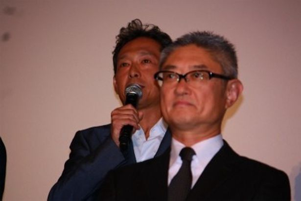 奥がイオンエンジンの研究者・喜多修役の鶴見辰吾。手前は堤幸彦監督