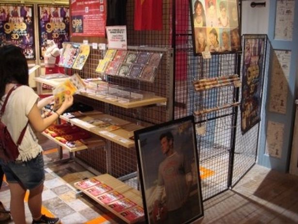 【写真をもっと見る】日本では入手困難だったグッズの数々を前にして、まとめ買いするファンも