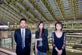 大阪ステーションシティでプレミアイベントを行った、左から、山田孝之、篠原涼子、佐藤嗣麻子監督