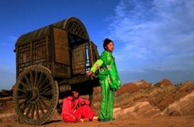 傑作『ブラッドシンプル』が極彩色の世界とコメディ調の味つけを施されて登場