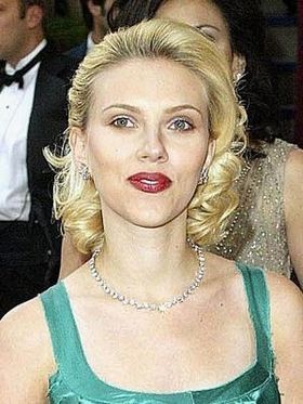 流出した一連のヌード写真はスカーレットの携帯電話からハッカーの手で盗まれたと考えられている