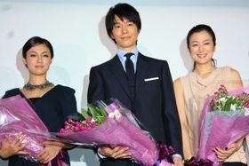 『セカンドバージン』の初日舞台に鈴木京香、長谷川博己、深田恭子(左)が登壇