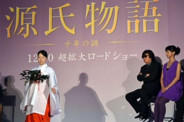儀式を見守る鶴橋監督と多部