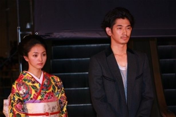 夫婦役を演じた瑛太と満島ひかり