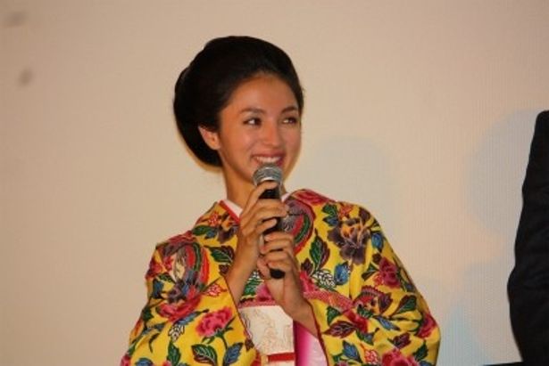 求女の妻・美穂役の満島ひかり 