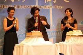 『夜明けの街で』のプレミア試写会に岸谷五朗や深田恭子、木村多江(右)が登壇